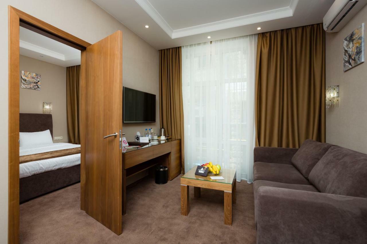 Crystal Hotel เคียฟ ภายนอก รูปภาพ
