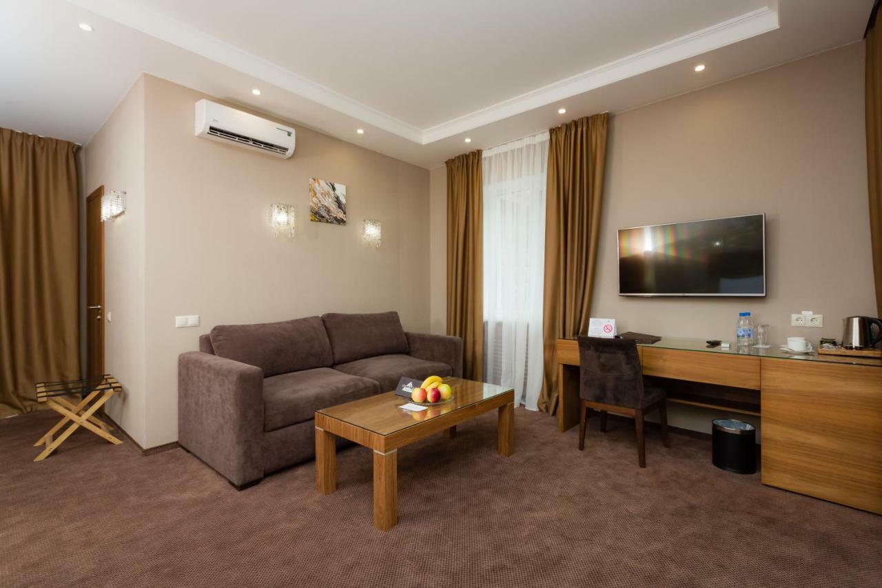 Crystal Hotel เคียฟ ภายนอก รูปภาพ